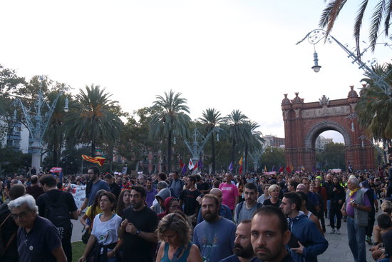 Demonstrators at Barcelona's Arc de Triomf on Saturday (by Mariona Puig)